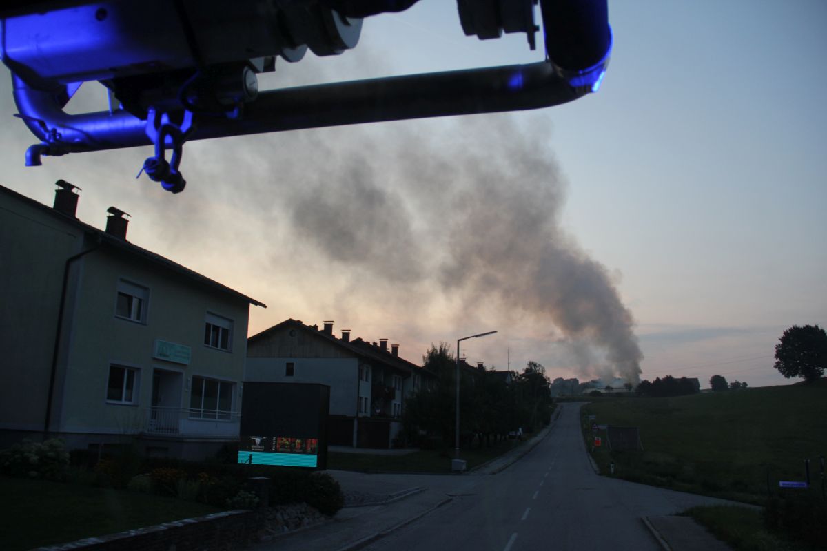 2019 08 25 FF Andorf Werkstattbrand auf Pferdehof in Andorf 01 IMG 9794 WEB