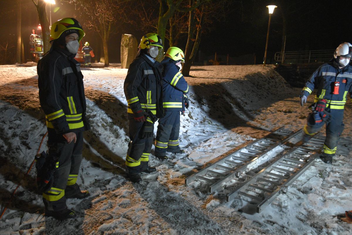 2021 02 16 FF Andorf Uebung Rettung einer im Eis eingebrochenen Person FFA 0098