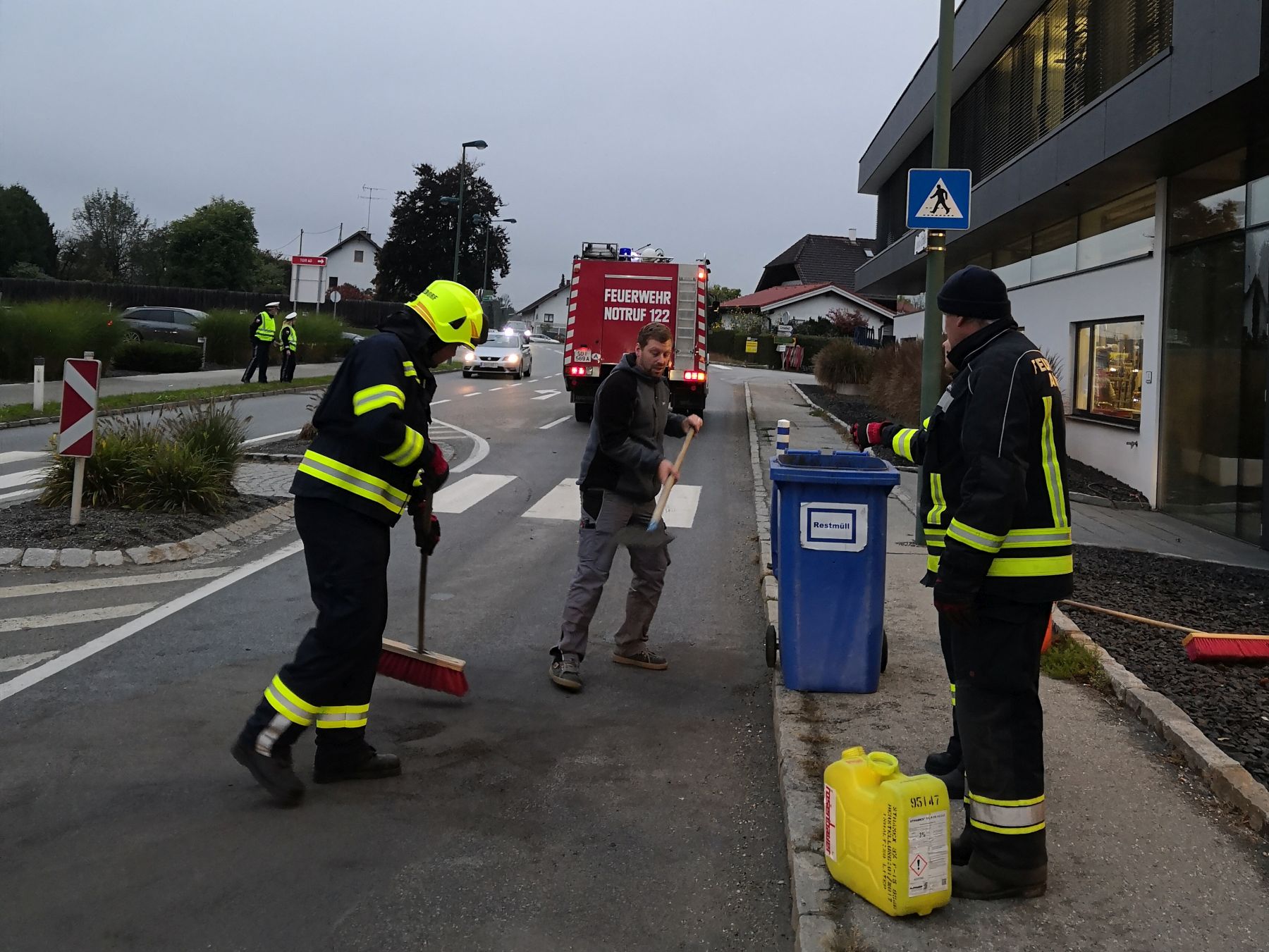 2021 10 13 FF Andorf Oelaustritt nach VU Josko Strasse IMG 20211013 072638