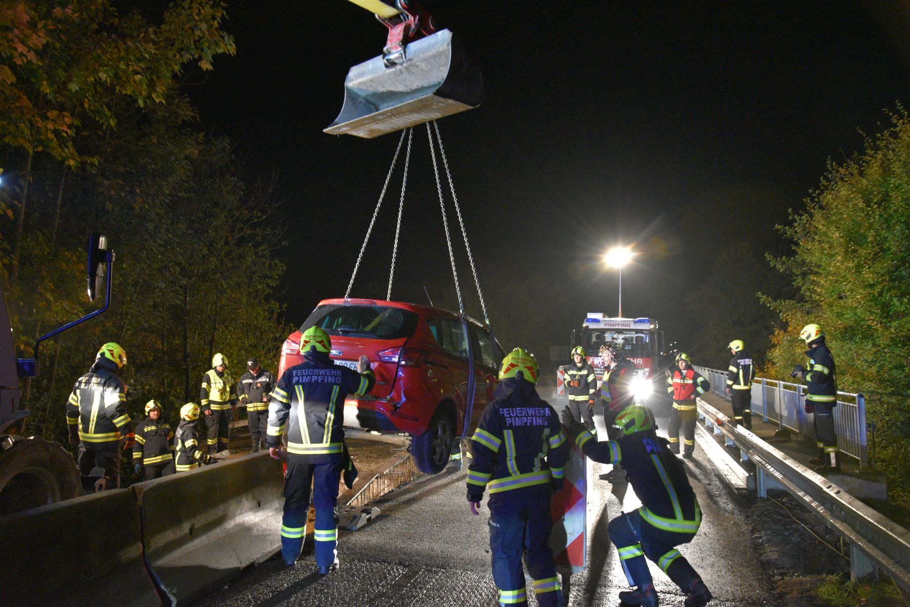 2021 10 14 FF Andorf Fahrzeugbergung Brueckenbaustelle B137 FFA 0111