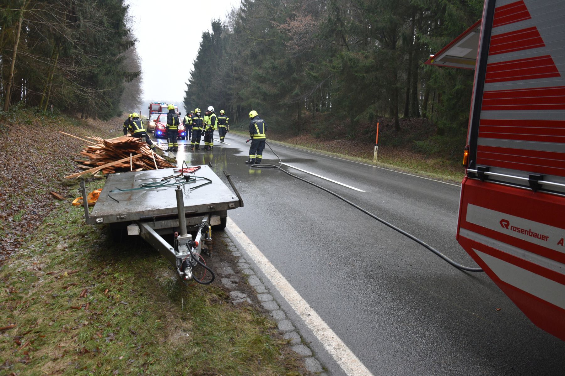 2021 12 28 FF Andorf Verkehrsunfall Aufraeumarbeiten B137 FFA 0001