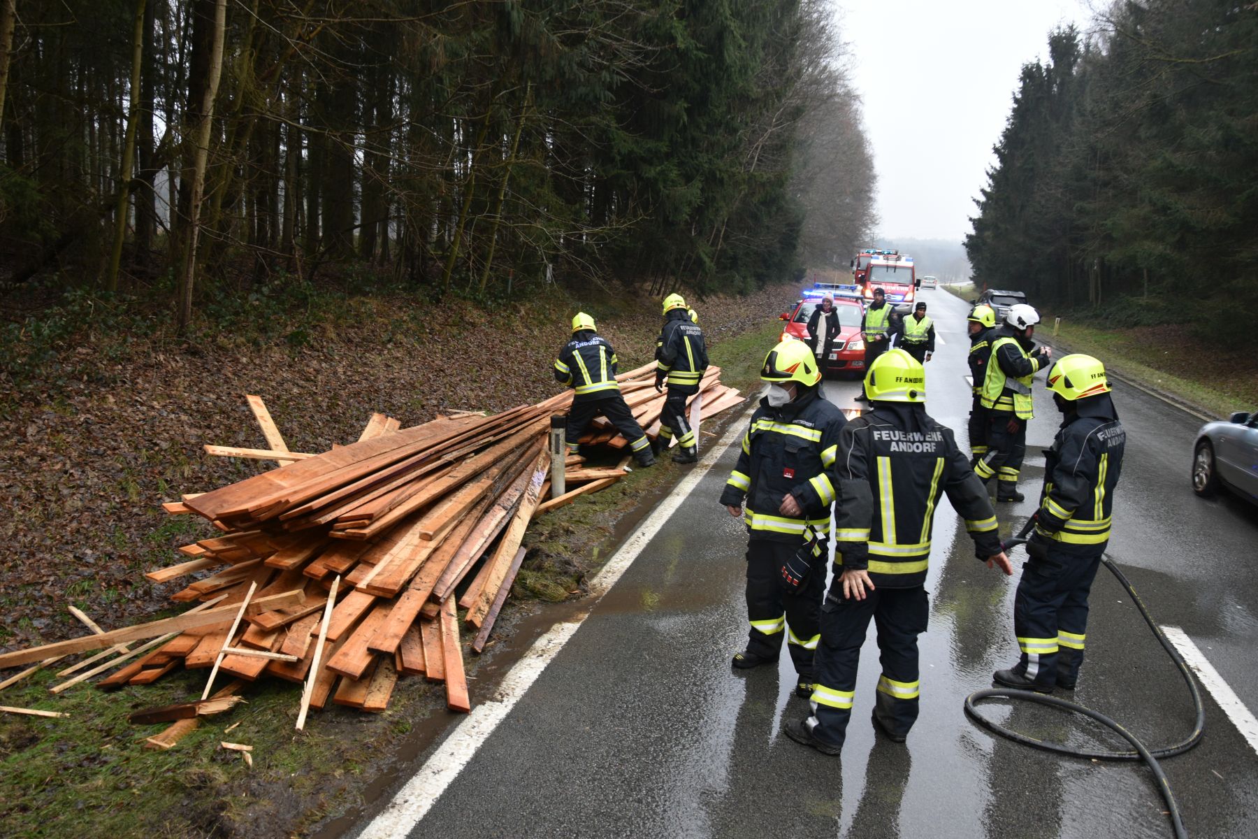 2021 12 28 FF Andorf Verkehrsunfall Aufraeumarbeiten B137 FFA 0004