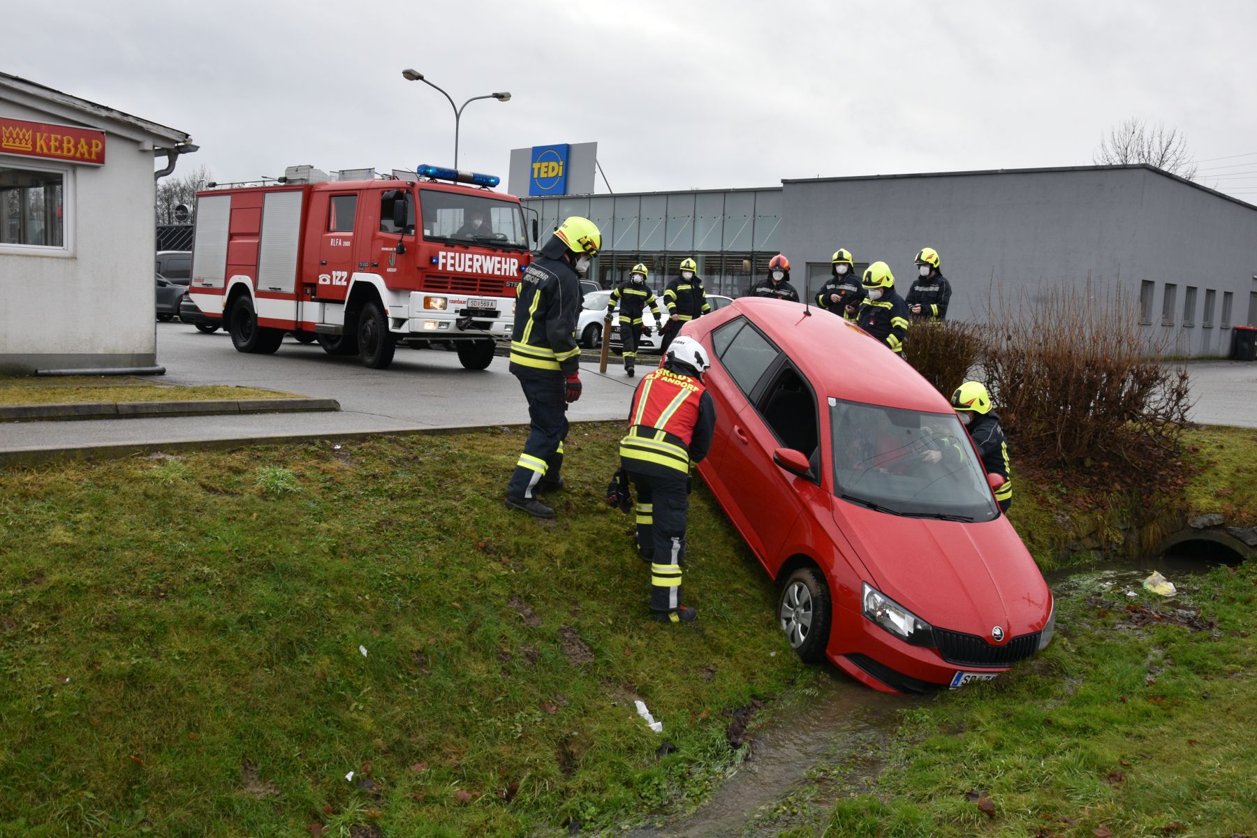 2021 12 30 FF Andorf Fahrzeugbergung Einkaufszentrum FFA 0003