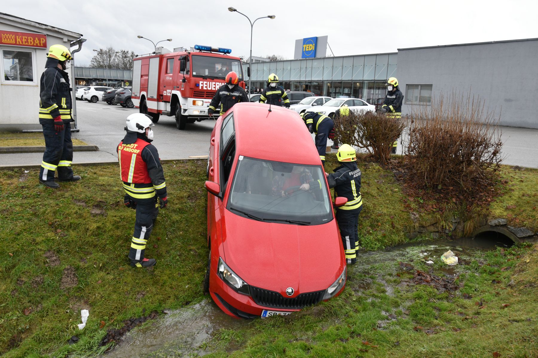 2021 12 30 FF Andorf Fahrzeugbergung Einkaufszentrum FFA 0005