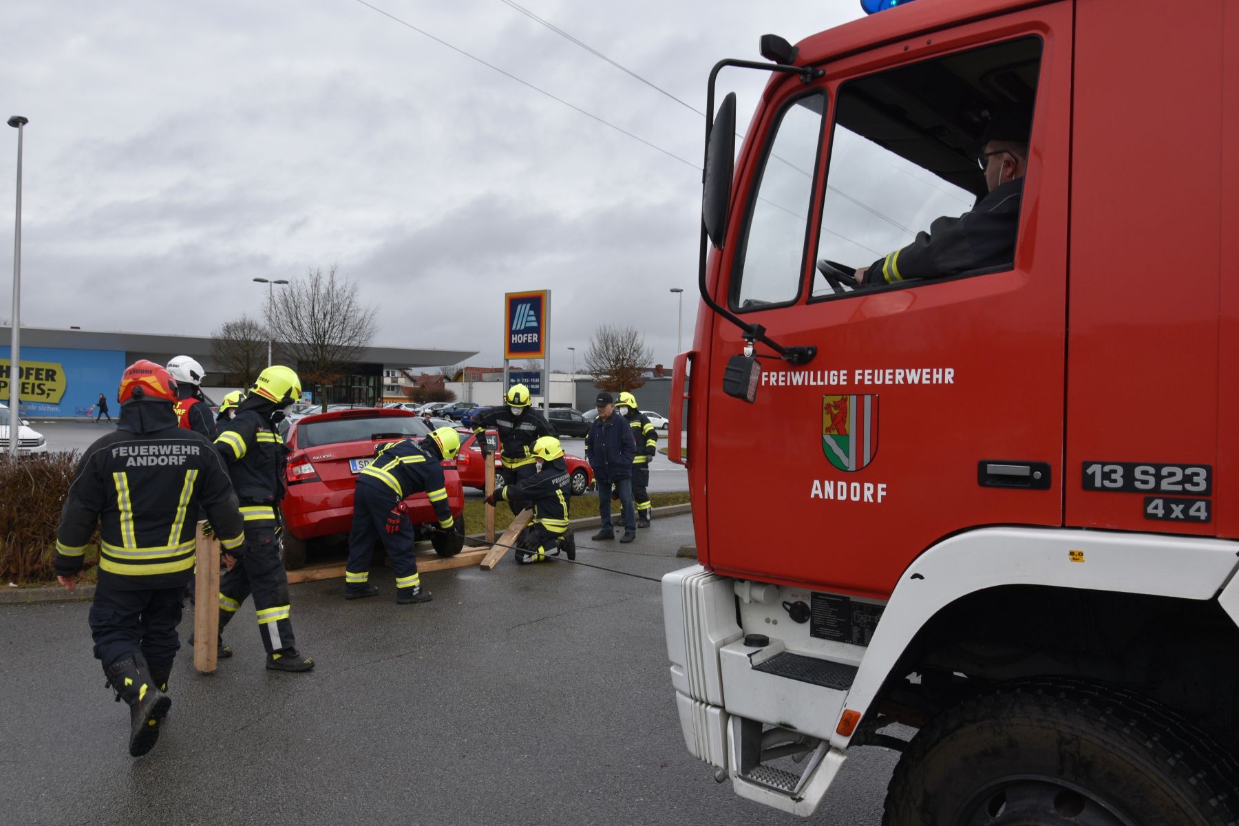 2021 12 30 FF Andorf Fahrzeugbergung Einkaufszentrum FFA 0022