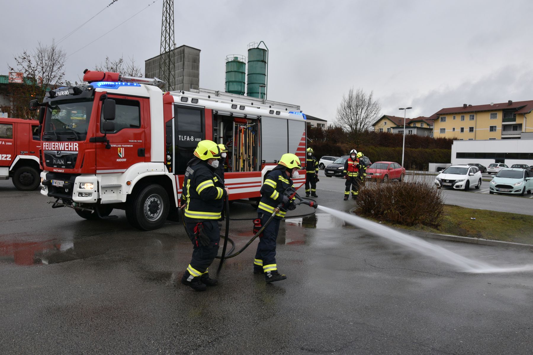 2021 12 30 FF Andorf Fahrzeugbergung Einkaufszentrum FFA 0074