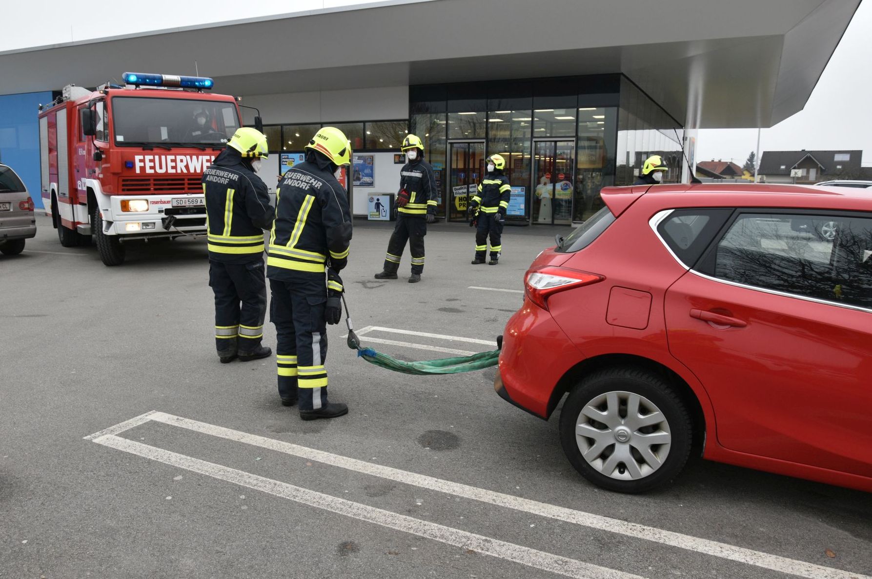 2022 01 13 FF Andorf Fahrzeugbergung Einkaufszentrum FFA 0033