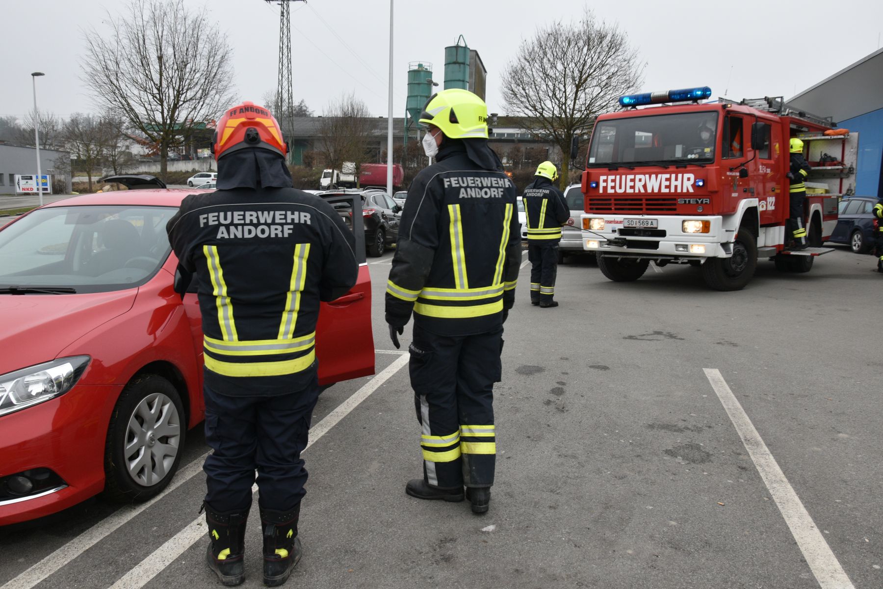 2022 01 13 FF Andorf Fahrzeugbergung Einkaufszentrum FFA 0046