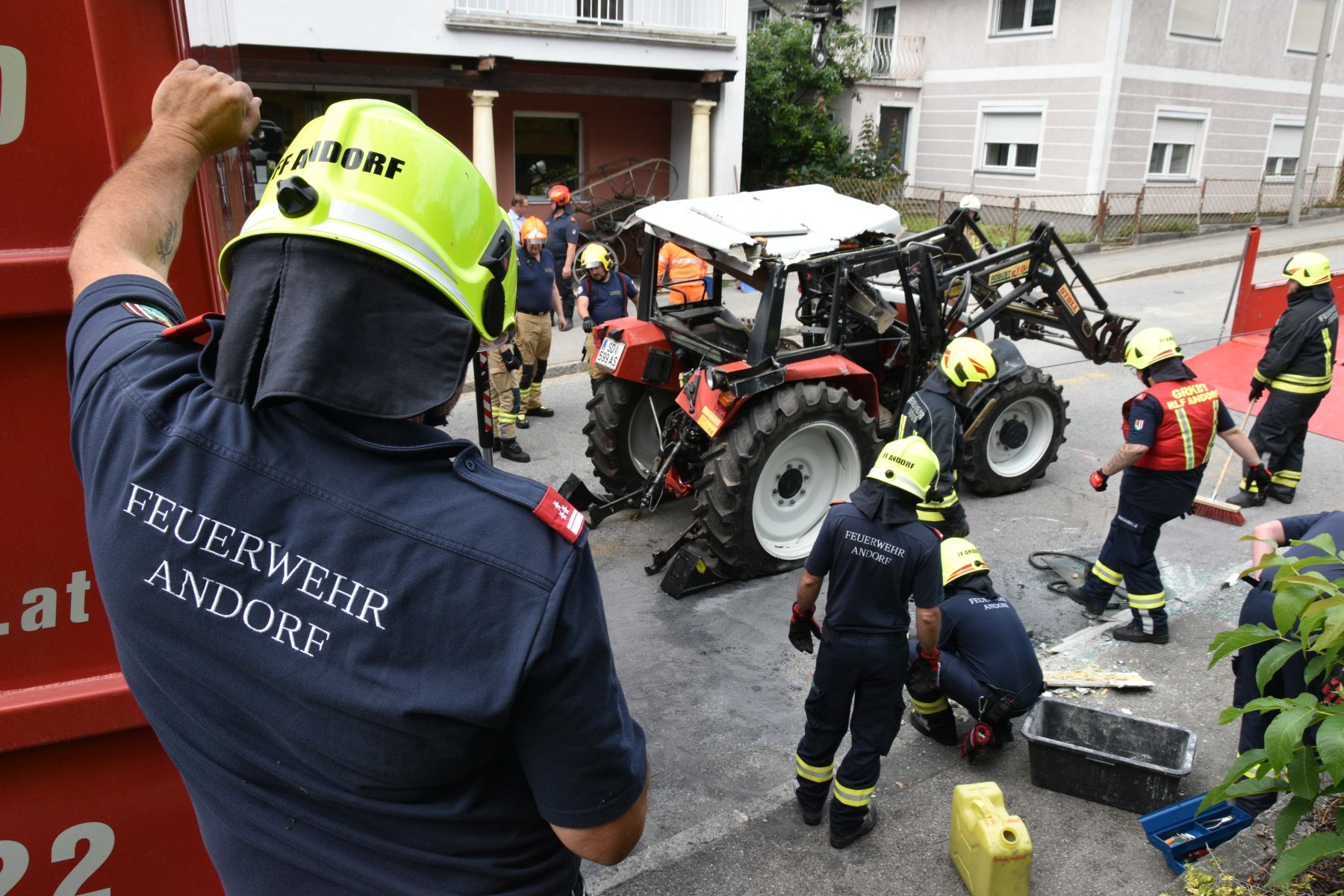 2022 07 08 FF Andorf Traktorunfall Hauptstrasse FFA 2291