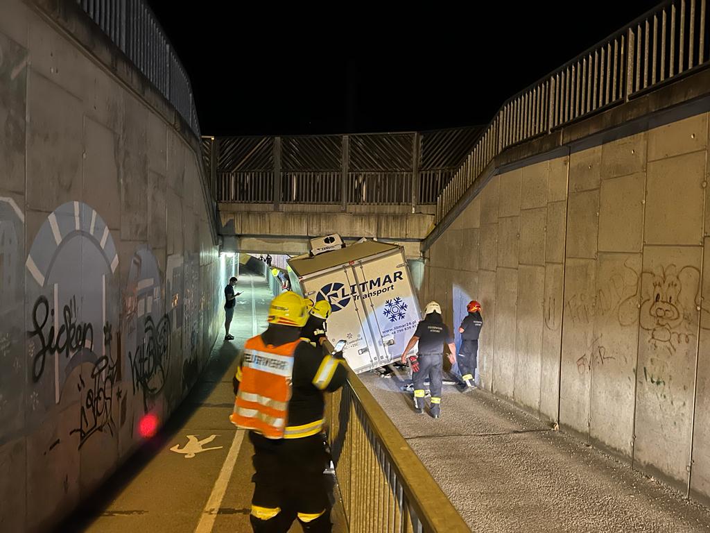 2022 08 31 FF Andorf LKW Bergung und Aufraeumarbeiten Unterfuehrung Hauptstrasse 4ea1302e 6f99 4a93 99e4 466ef7a08c2d