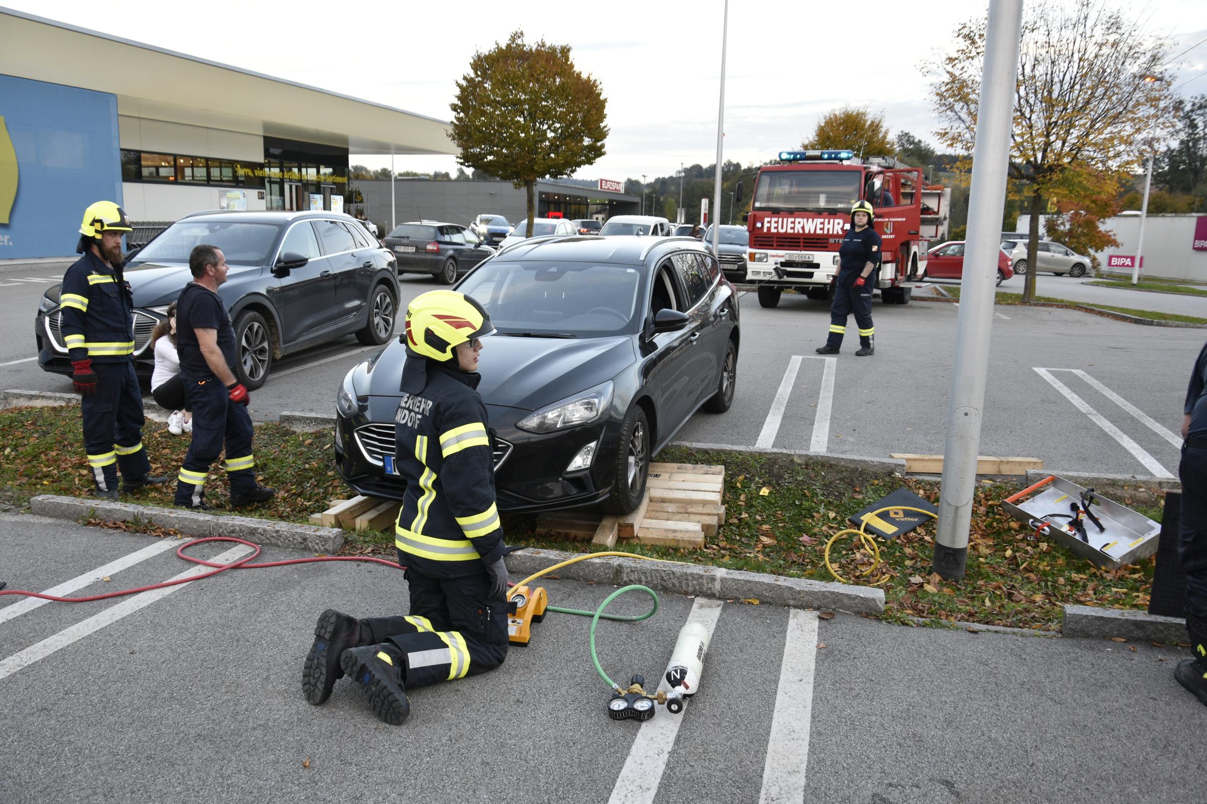 2022 10 10 FF Andorf Fahrzeugbergung EKZ Andorf Sued 20221010174920 FFA2971