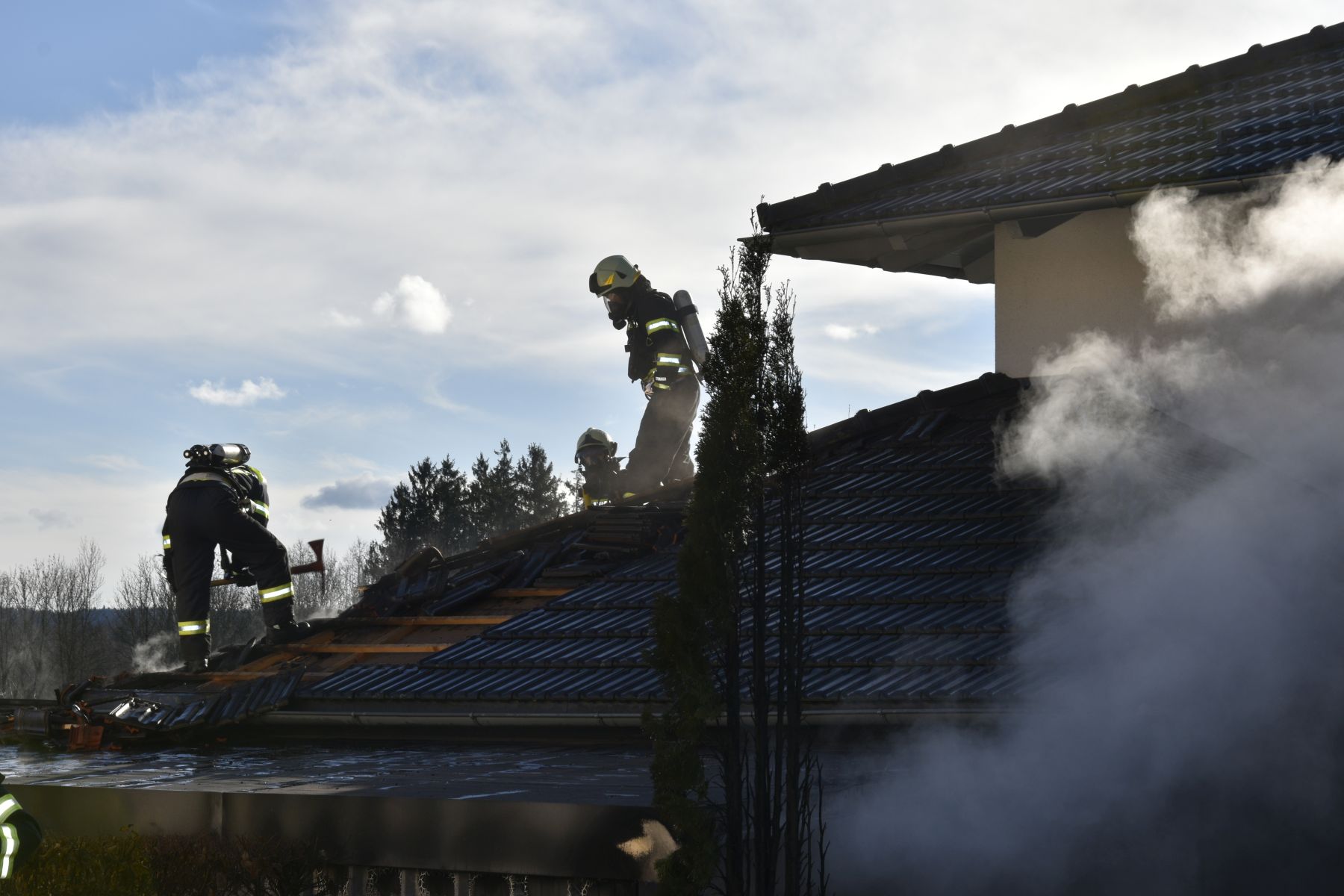 2023 01 17 FF Andorf Fahrzeug und Carportbrand Lambrechten FFA3934