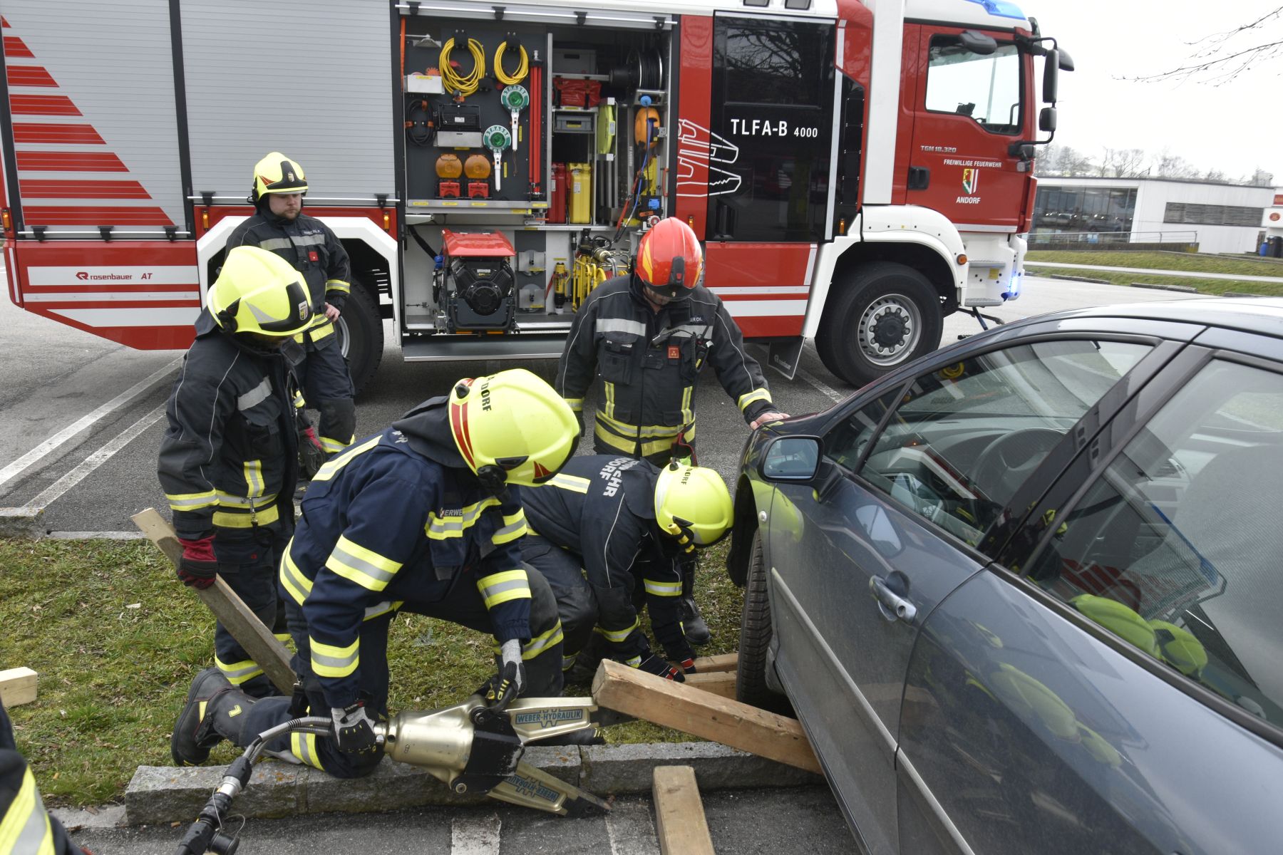 2024 02 24 FF Andorf Fahrzeugbergung Einkaufszenterum FFA7058 WEB