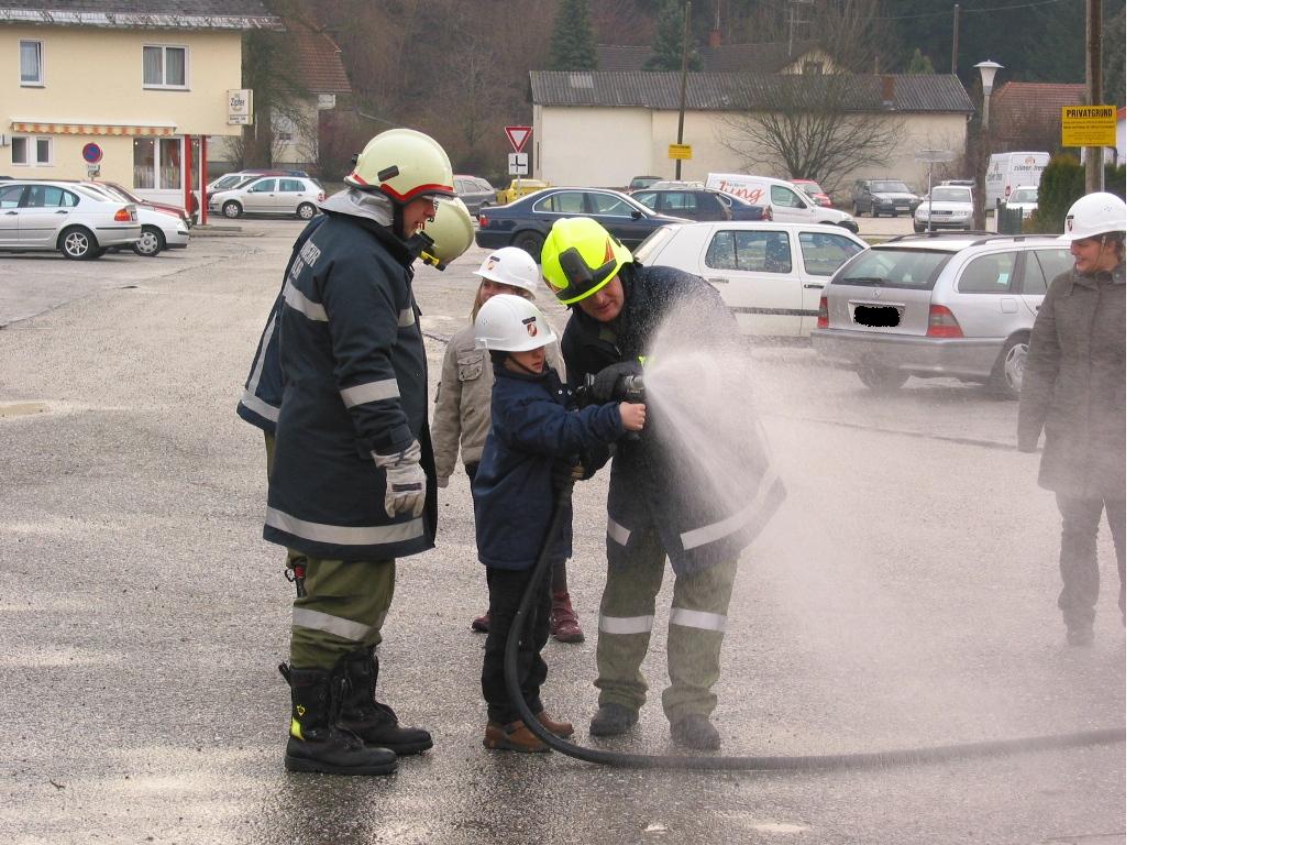 Förderbedürftige Kinder besuchen Feuerwehr - 25. Jänner 2008