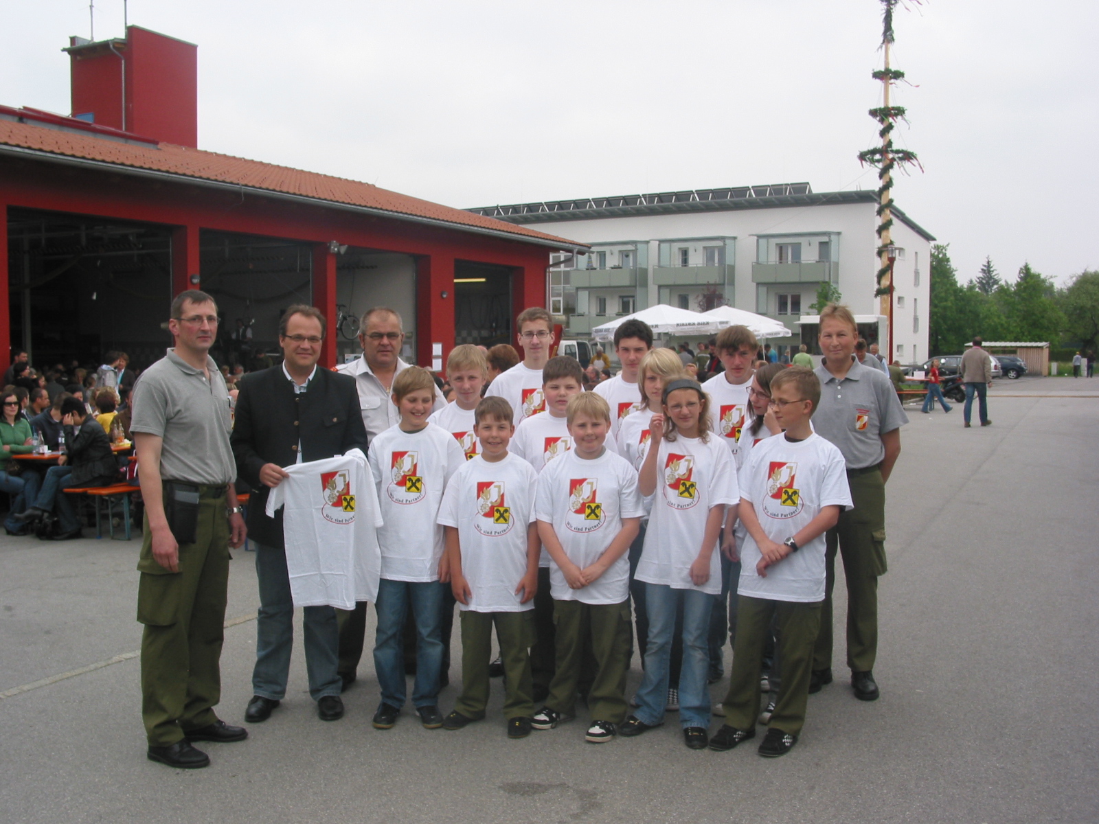 Übergabe T-Shirts - 1. Mai 2009