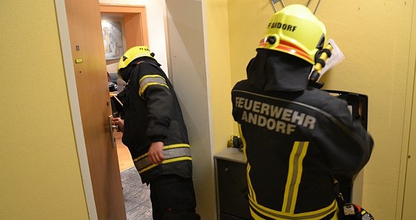 2015-04-17-ff-andorf-tueroeffnung-DSC<p>Im Rahmen der Bezirkstagung am 17. April in Taufkirchen an der Pram, der 17 Kameraden der Feuerwehr Andorf beiwohnten, waren auch einige Feuerwehrmänner Interviewpartner von Kati Ornetsmüller, die durch das Programm an diesem Abend führte. Unter ihnen auch unser Kamerad HBM Christoph Schaschinger, einer der Gründungsväter unserer Wasserwehr. Genau zu diesem Thema stellte ihm die Moderatorin einige Fragen, wie aus dem Video zu entnehmen ist.</p>
<p><iframe src=