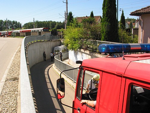 Eingeklemmtes Fahrzeug in Bahnunterführung - 28.08.2012