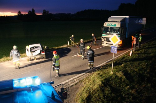 Verkehrsunfall auf der B137 - LKW auf PKW - 30.10.2012